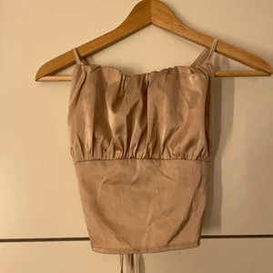 Tröja med öppen rygg - Super fin tröja i silke med öppen rygg som man knyter med band💘