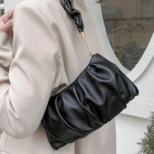 väska  - jätte fin väska från shein, säljer den för att den inte passar mig! kom privat för bilder på den!!😋