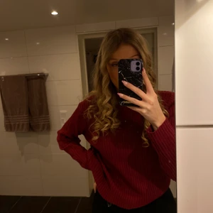 vinröd stickad tjocktröja från h&m - fint skick, lite högre i halsen, pm för frågor/fler bilder💞