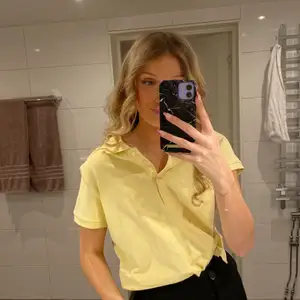 andvänd ett fåtal gånger, jättebra kvalitet, något oversize då den är xl men liten i storleken💛💛 pm för fler bilder/frågor 