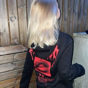 hoodie m tryck - hoodie med coolt tryck på ryggen, använd men i bra skick. storlek xs. 200 ink frakt