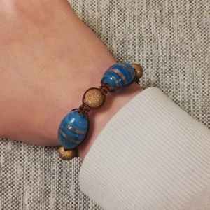 Armband som man kan byta storlek på - Brunt snöre, 5 kuliga pärlor, 2 blåa. Från 18-25 cm. 29 kr, om man vill ha leverans, 79 kr