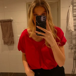 röd t-shirt från Zara - aldrig använd❤️ pm vid frågor/ önskemål om fler bilder 
