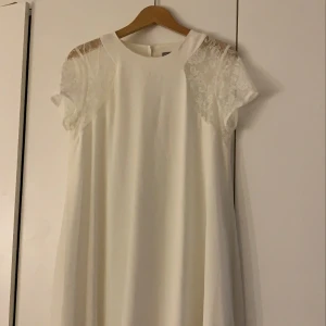 Klänning med spets, strl:L - Vit (gammeldagsvit) klänning, skulle mer säga att det är strl M än L. 