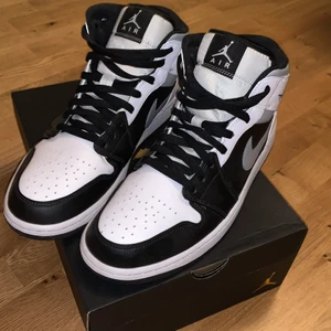 Air Jordan 1 med shadow grey  - Air Jordan 1 med shadow grey storlek 45.5/11.5. Använda väldigt lite som man kan se på bilderna. På stockX kostar den här modellen och storlek 319 dollar/ 2915 kr. För fler bilder skicka pm