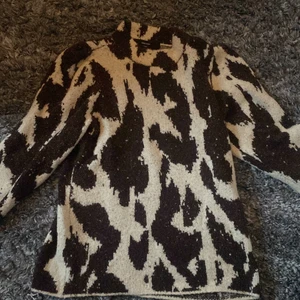 Mönstrad stickad tröja - Mönstrad stickad tröja från vero Moda, strl m passar xs - m