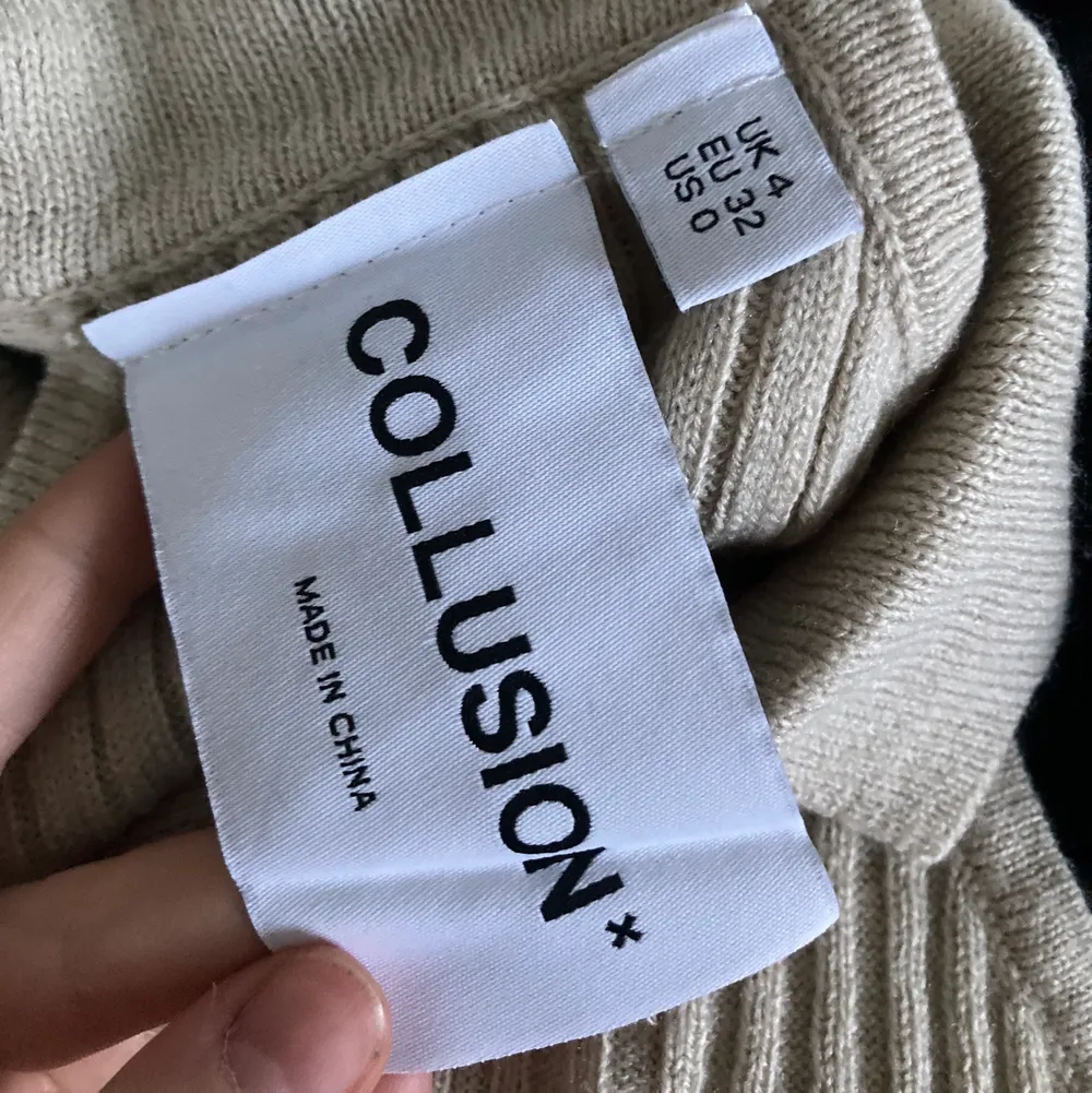 jättefint stickat linne med krage, så bekväm och mysig att ha på. från märket collusion på asos, aldrig använt!. Toppar.