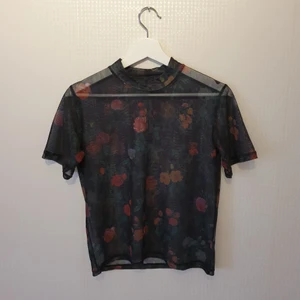 Mesh t-shirt - En mesh t-shirt från Carlings, strl M men mer lik en S skulle jag säga. Knappt använd, kommer aldrig till användning 🖤 Köparen står för frakt