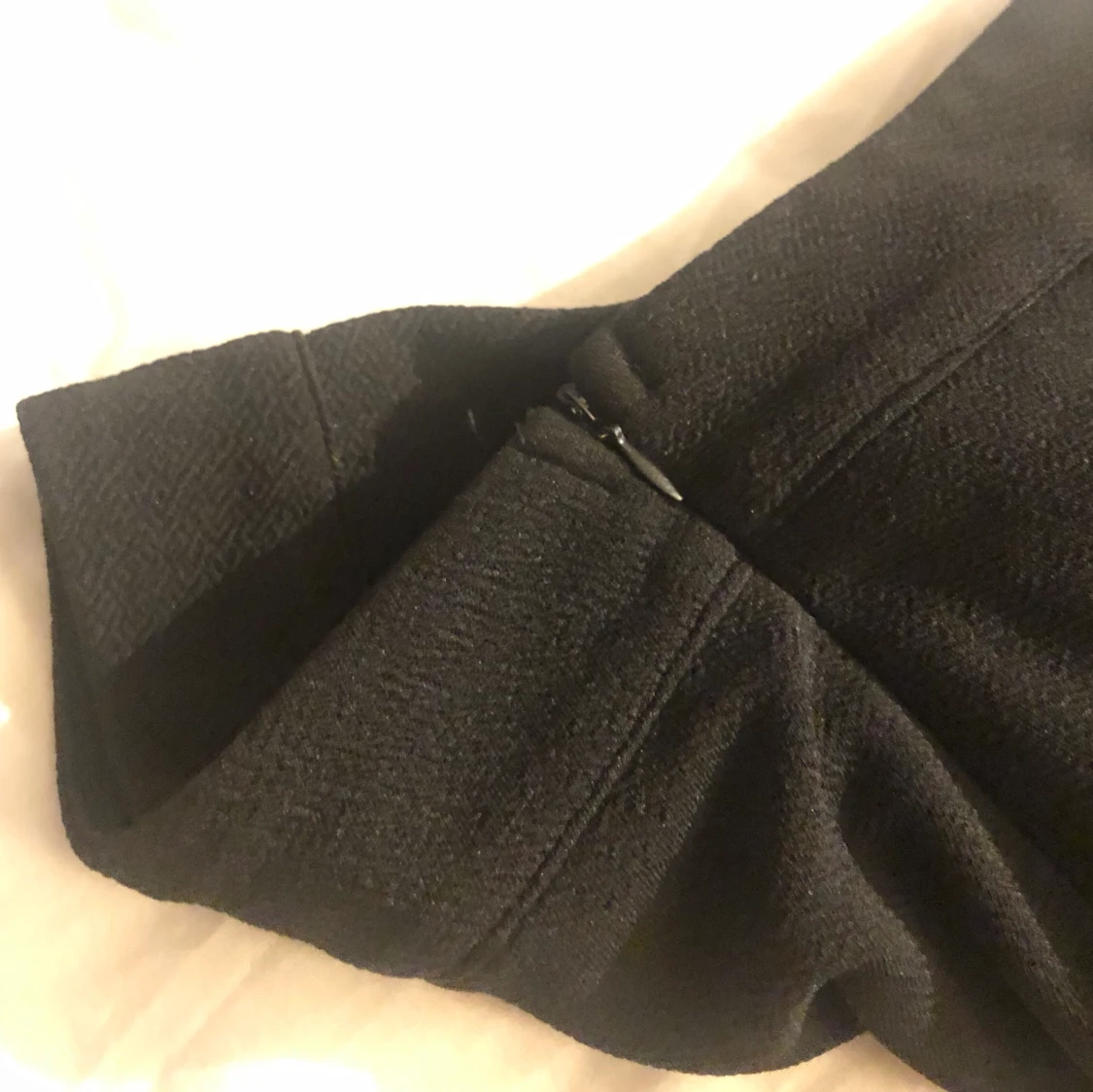 svarta byxor, slim uppe & utsvängt nere - 91