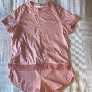 Rosa set  - Ett i princip oanvänt set från Soc i storlek S. Shortsen är använda ett fåtal gånger och toppen är använd max en gång. 30 kr per del eller 50 för båda💕 Köparen står för frakt!