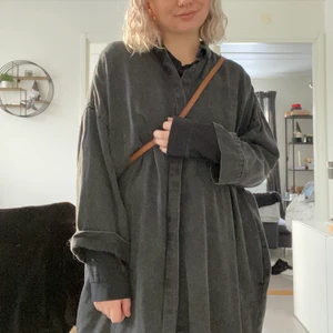 Grå/svart skjortklänning från Monki!  - En ball svart (mörkgrå) skjortklänning från Monki! Storlek XL men jag är vanligtvis s-m så ni ser hur den sitter på mig! Den är i bra skick! Köparen står för frakten (66kr) 🥰