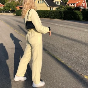 Gul jumpsuit  - Från Urban outfitters