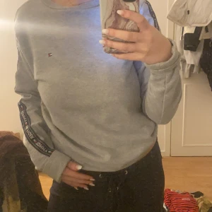 Tommy hilfiger  - Tjocktröja med snygga detaljer på armarna, priset går att diskutera 