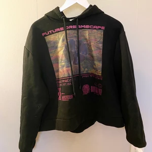 Hoodie med tryck - Cool hoodie med tryck. Storlek 44, (använder har annars S). Säljer för 100kr + frakt. Totalpris: 191kr