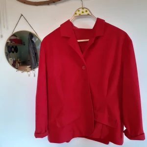 Sommarkavaj - Egensydd sommarkavaj, stuket liknar lite mer en skjorta än kavaj. Tyget är tunt och den passar därför perfekt att slänga över en varm dag på stranden eller liknande. Storleken är S och blir då lite oversize. Enklare stygn finns synliga på insidan. Fickorna är inte riktiga utan bara en stildetalj