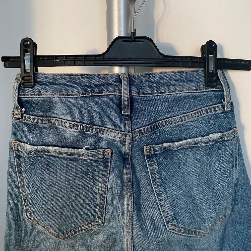 Supersnygga blåa Zara jeans i nysskick med slitningar och ett hål på vänster knä🌟. Jeans & Byxor.
