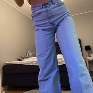 Högmidjade raka ljusblå jeans, st 38 eller S/M är 170cm
