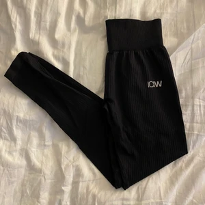 Ribbed define seamless- ICIW - Tights från ICanIWill i modellen Ribbed define seamless. Supersköna men tycker att de är lite för långa för mig (160 cm) och därför blir de aldrig använda.. Är i fint skick 🖤 Kostar 699 i nypris, säljer för 300 + frakt 📦 