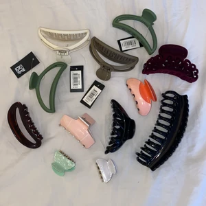 hår klämmor  - Hår klämmor som börjar från 30kr styck. Vill du ha flera olika så kan vi fixa ett bra pris, hör av er för frågor och intresse vid köp. Köpta vid olika affärer💗 har även massor med andra klämmor så hör av er för fler bilder💗