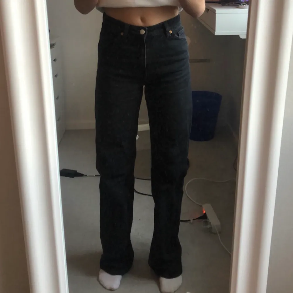 Svarta jeans från Monki i modellen ”Yoko” storlek 32/34 (xs). Nypris 400kr, säljer pga de är för små💞💞 . Jeans & Byxor.