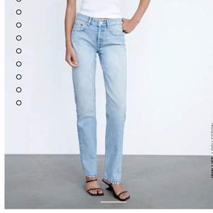 Säljer dessa skitsnygga zara jeans i storlek 38 då de inte kommer till användning. Passar mig som brukar ha 36 i jeans💓