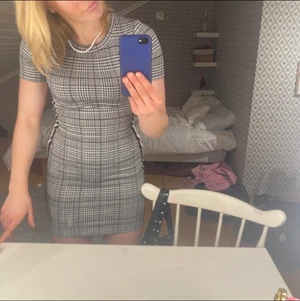 Kortklänning🤍 - Rutmönstrad klänning från HM i storlek 36. Prislapp kvar, endast testad aldrig använd men har ändå på något vis råka få en liten fläck på ena sidobandet (se bild 3) men går säkert bort om den tvättas. Köparen står för frakten (45kr)🤍