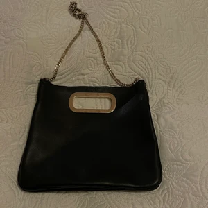 Väska - Väska med guld detaljer bandet går att förlänga 