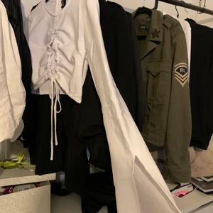 Blus  - Superfin tröja med en öppning vid bröstet, knytning finns så man kan reglera storlek. Lite tjockare, strechigt material vilket gör att den ger en fin passform och inte är genomskinlig!🥰 Aldrig använd, endast provad i provrum