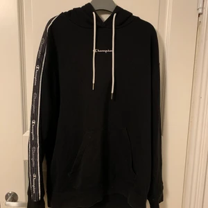 Hoodie - Något använd hoodie. Inga slitage eller missfärgningar. Har växt ur hoodien. Nypris 300kr