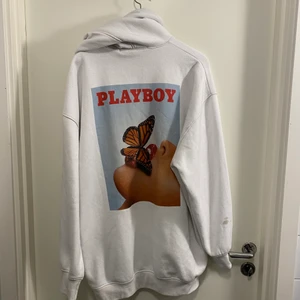 Playboy hoodie - Jätte fin oversized Playboy hoodie från Missguided. Den är lite nopprig men annars fint skick förutom dom två fläckarna som jag lagt upp bild på som inte går bort i tvätten 😕 ser ingen strl men skulle gissa på S/M men passar även mig som är en L. Köparen står för frakten☺️