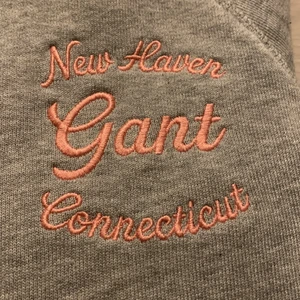Gant - Grå Gant hoodie.. jättefin gant hoodie i storlek 158-164 samt XS⚡️🎸jag tycker väldigt mycket om den men inte min stil längre😢inte oskön, inte missfärgad eller använd särskilt mycket, som ny! (Hör av dig om du undrar något + priset kan diskuteras)💘frakten kostar ca 66 ( vet inte exakt men det kollar jag upp så fort som möjligt)