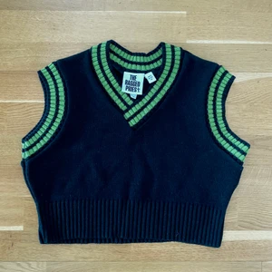 Stickad väst - Väst från The ragged priest. Använd kanske 2 ggr! Croppad modell ✨