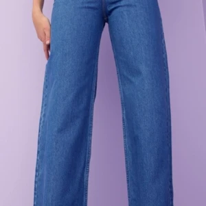 Lee Jeans W27 L31 - Jättefina hyffsat ljusblåa lee jeans. Raka i benen och även lite längre. Väldigt bekväma samt snygga i passform. De är använda några gånger men inte använt de på ca 1 år nu och har inte använding för de. De är i bra skick och behållt färg bra. Jag hag inte använt de då jag inte tyckt de varit snygga på mig, inte riktigt min stil längre. Original pris 1000kr