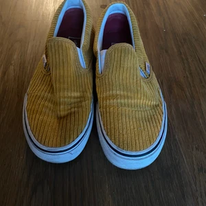 Vans sneakers - Säljer dessa coola Vans sneakers i storlek 36! De är dock relativt rymliga så om man är 36.5-37 så funkar det också. De är röda inuti och har orange manchester utanpå. De är i relativt bra skick och har inte används på ett bra tag. 