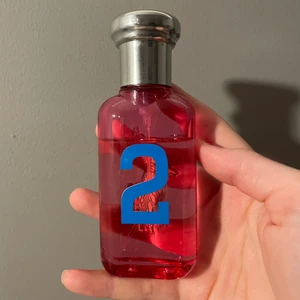 Ralph Laurent parfym - 2, kvinna - Säljer denna parfym som inte längre kommer till användning, cirka 85% kvar i flaskan. Själva flaskan är i nyskick alltså inga yttre skador. Frakten är 66kr spårbart med postnord