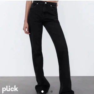 Flare jeans från zara - Helt oanvända flare jeans från zara, endast testade. Bra längd på mig som är ca 172cm. Nypris 399kr 🤍🤍