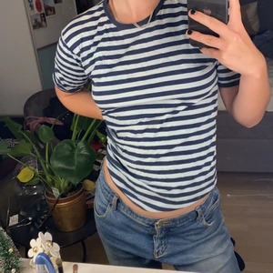 Randig Marimekko tröja - Säljer denna superfina blå randiga marimekko tröjan. Den är i superfint skick❤️❤️skriv vid frågor❤️