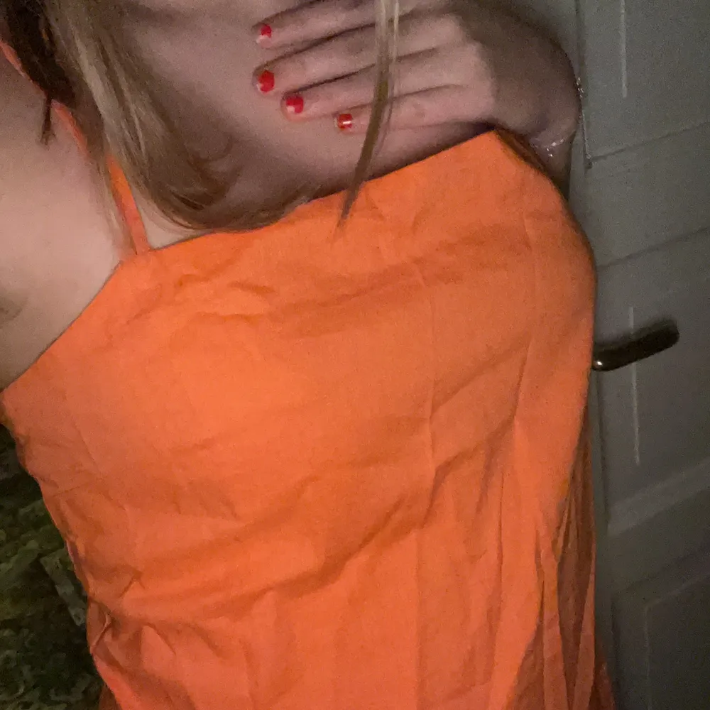 En orange linneklänning från hm. Endast använd en gång. Sista bilden ger mest rättvis färg på klänningen. Köpare står för frakt!. Klänningar.