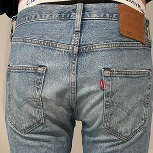 Jeans från Levis modellen 501. Storlek W29 L32. Sparsamt använda och i fint skick:) nypris: ca 1100kr 
