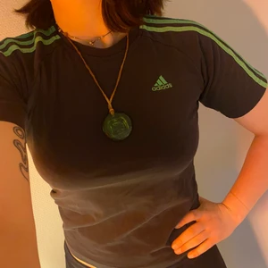 Sportig adidas t-shirt - Fin adidas tröja som passar till träning likväl vardag. Sitter ganska tajt på mig, men passar både s och M. Retro version fr adidas affär, finns inte att köpa idag.