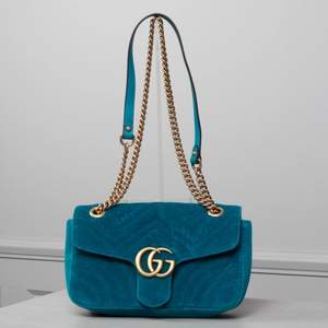 Välanvänd Gucci väska blå GG marmont velvet. Kvittot är tyvärr borttappad så säljer den för en billig peng 