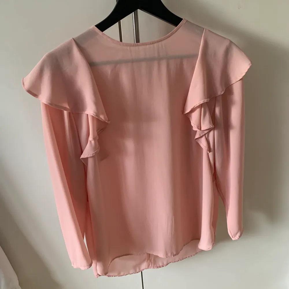 Denna fina rosa blusen är från Gina Tricot i stl 36 säljes🌸 köparen står för frakt . Blusar.