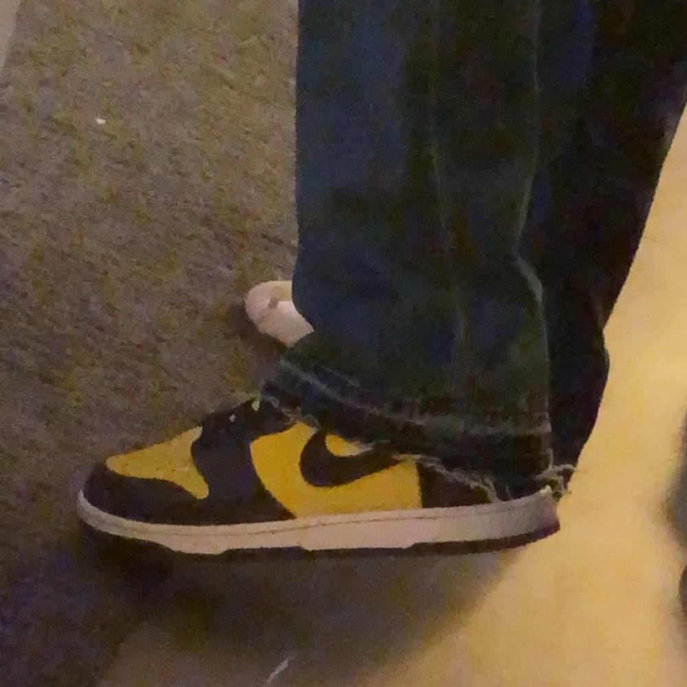 Jag säljer nike dunk high michigan storlek 45. Dom är i väldigt bra skick inga repor eller missfärningar i lädret eller sulan. Jag har haft den i några månader men säljer för dom har gått för lite användning. Pris kan diskuteras . Skor.