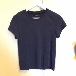 Marinblå t-shirt - Marinblå t-shirt från BikBok i storlek S. Väldigt skönt tyg.