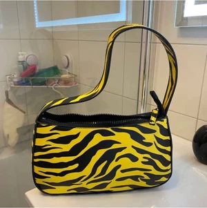 Gul väska  - Supercool väska! Den är i ett fint skick!