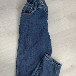Mörkblå jeans från PULL@BEAR. Knappt använda. Straight fit. Skriv för fler bilder<3