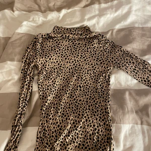 leopard polotröja - sitter fint men jag är väldigt obekväm i den därav säljs den