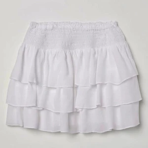 Vit volangkjol, Hm - Säljer denna vita volangkjolen från Hm, perfekt till sommaren. Storlek 146-152 på barnavdelningen men passar som XS💓 skriv om ni vill köpa direkt! 