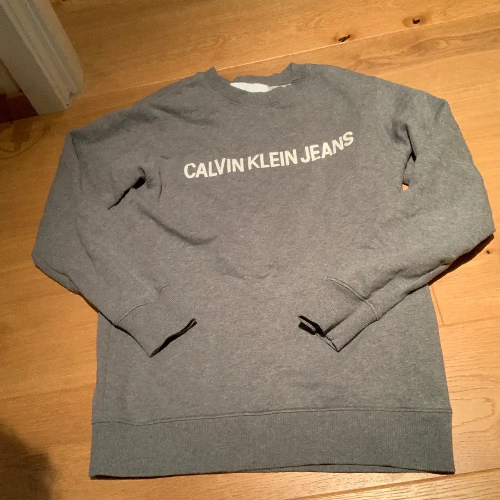 Calvin Klein tröja använd 1-2 gånger, säljer pga för liten för mig som har L i vanliga fall. Tröjor & Koftor.