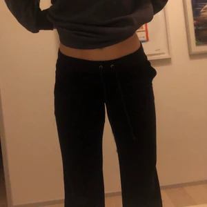 Juicy Couture mjukisbyxor - Assköna svarta mjukisbyxor från Juicy Couture i storlek M. Sitter perfekt runt rumpa och benen, samt går att spänna mer i midjan. Jag är 175 och de är på gränsen till för korta enligt mig, därför jag säljer. Använda några gånger men inte många. De köptes för 1 100 kr. 😍😍Säljer för 600 kr + köparen står för frakt.